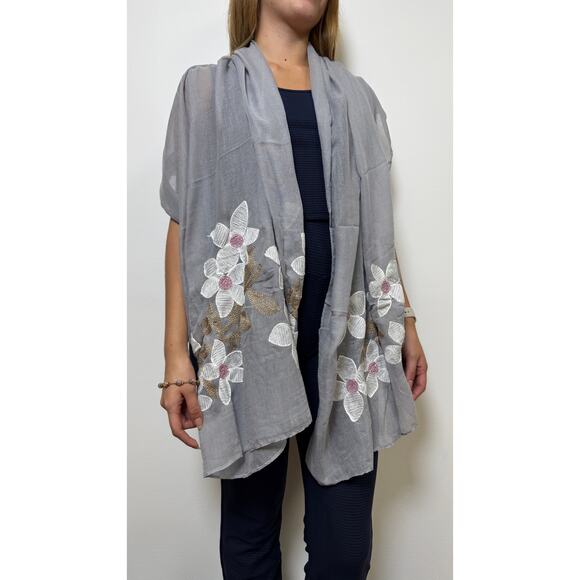 Sheer shawl adorned with beautifully embroidered white floral appliqués - Picture 1 of 4